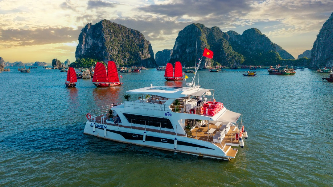 Azure 9 Halong Yacht Club - du thuyền Catamaran sang trọng mang đến trải nghiệm ngắm cảnh Vịnh Hạ Long đẳng cấp.
