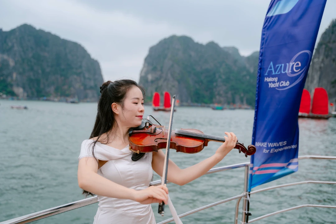 Azure 9 Halong Yacht Club mang đến nhiều tour trải nghiệm phù hợp với mọi khung giờ trong ngày.