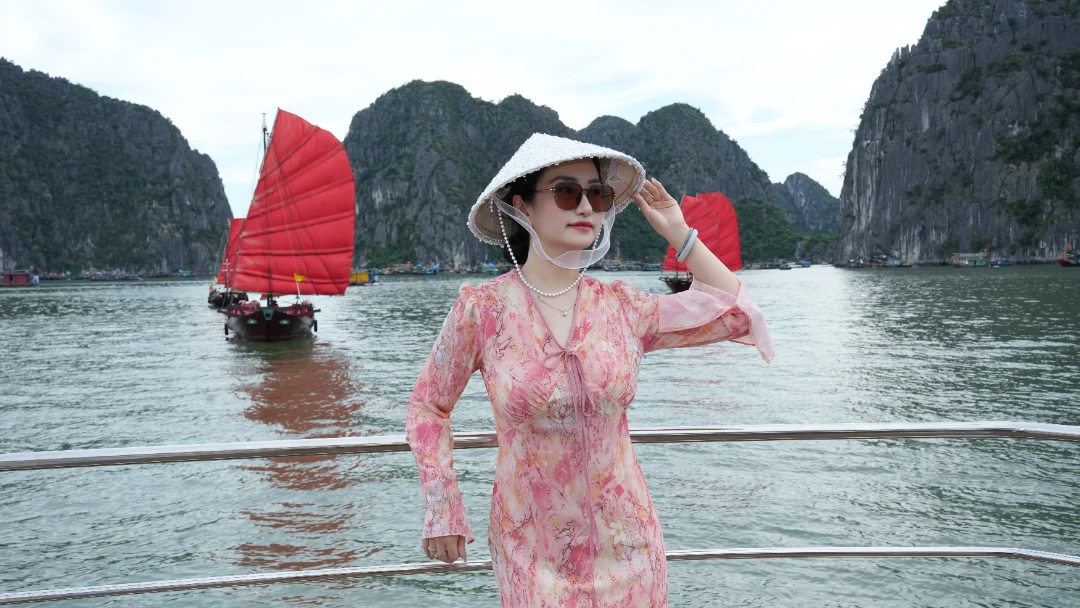 Check-in cùng Thuyền Ba Vách Hạ Long - trải nghiệm văn hóa độc đáo trên hành trình khám phá Vịnh Hạ Long.