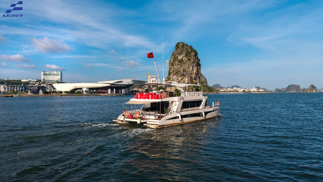 Thiết kế Catamaran hai thân hiện đại giúp Azure 9 vận hành êm ái và ổn định trên Vịnh Hạ Long.