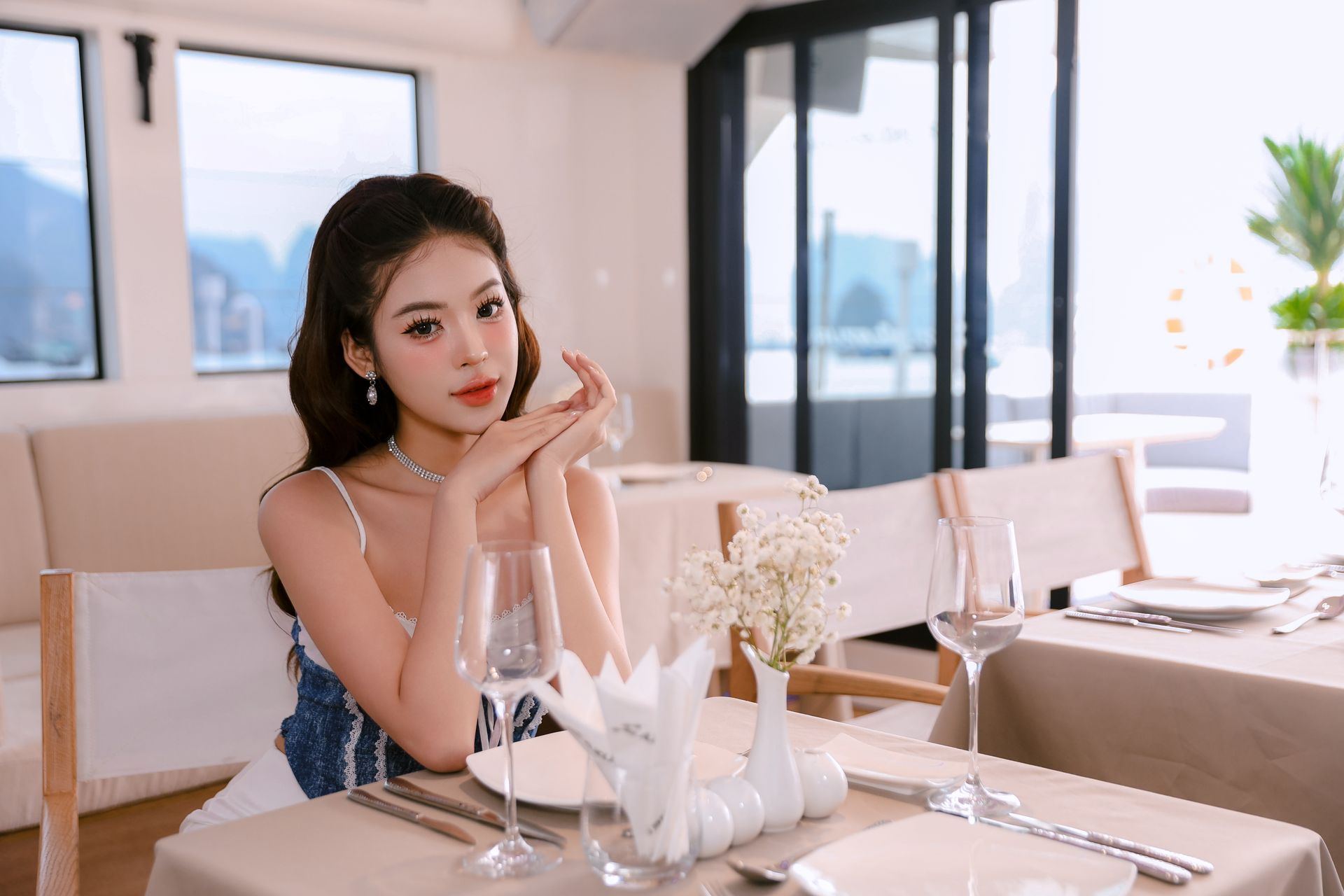 Không gian sang trọng trên Azure 9 Halong Yacht Club với góc check-in ấn tượng.