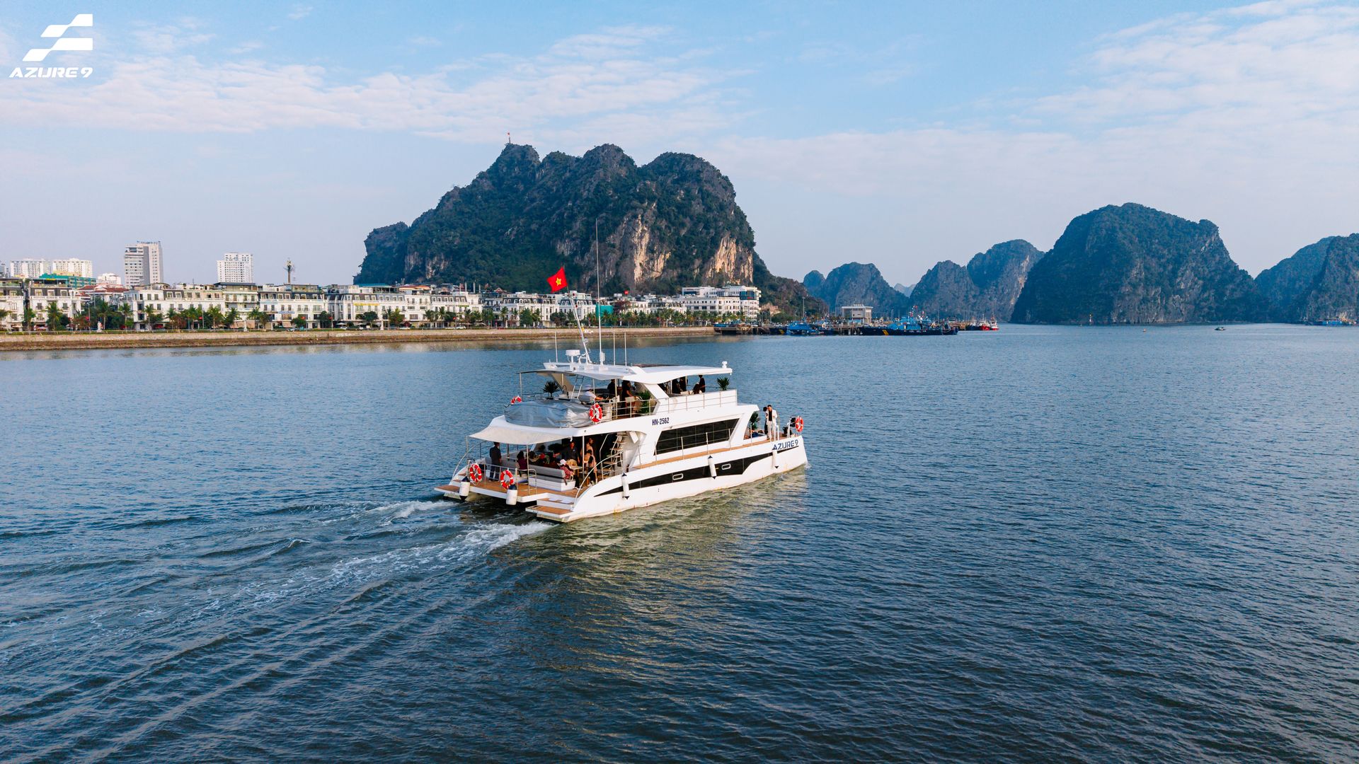 Du thuyền Catamaran Azure 9 nổi bật giữa cảnh sắc Vịnh Hạ Long.